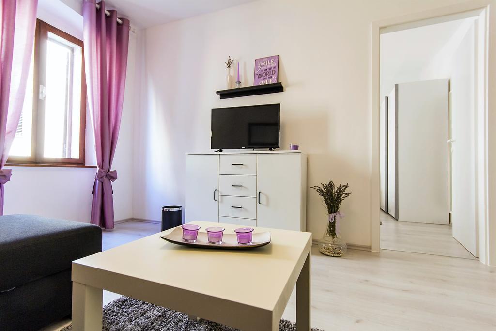 Center Apartment Lori Pula Luaran gambar
