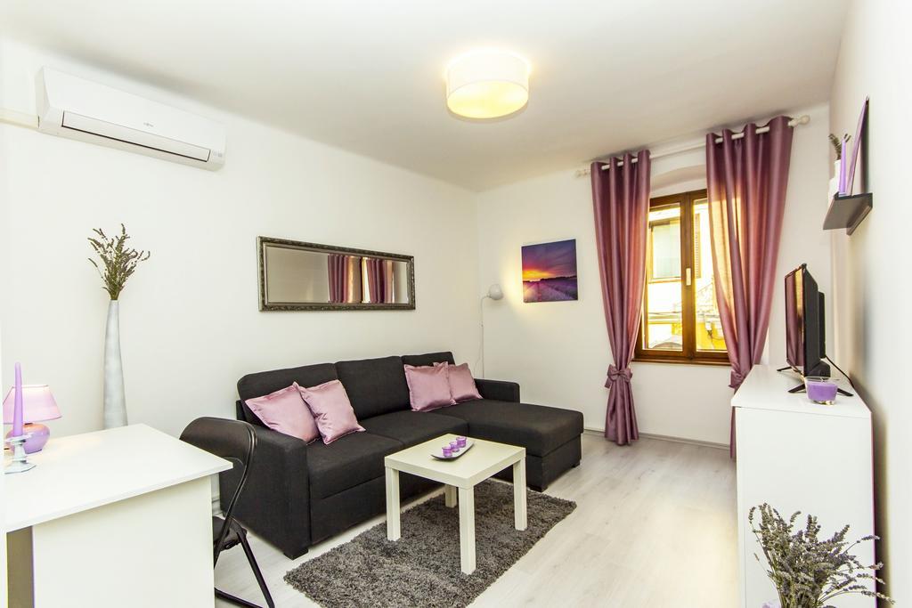 Center Apartment Lori Pula Luaran gambar